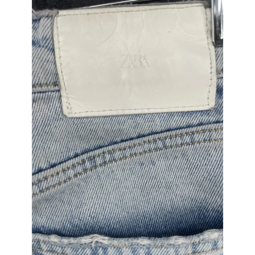 Zara Women's Light Wash Cropped Straight Leg Jeans Raw‎ Hem Distressed Size 2